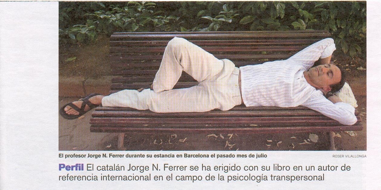 Jorge N. Ferrer tumbado en un banco en Barcelona, en el perfil de La Vanguardia «Explorador de mentes»